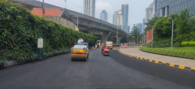 Ilustrasi proyek pengaspalan jalan lingkungan