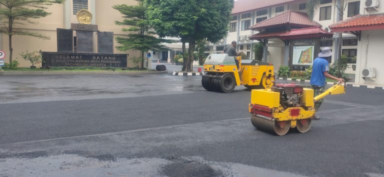 Ilustrasi perbaikan dan pelapisan ulang jalan