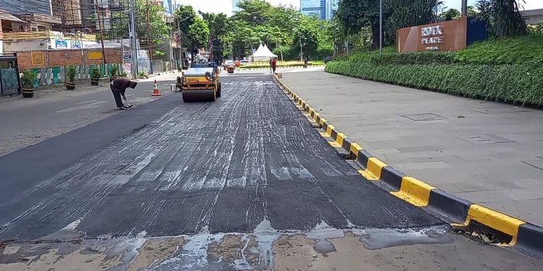 Ilustrasi pengaspalan jalan akses gudang